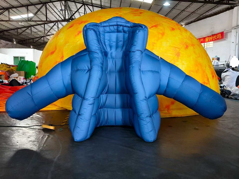 Inflatable coat customer recruitment - Novel advertising model for inflatable character clothing store