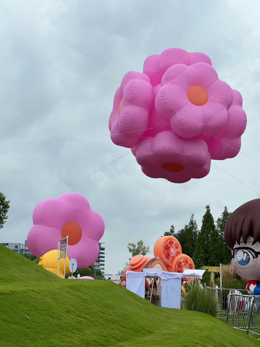Inflatable cloud city decorations, festival atmosphere creation sites, decorative inflatable products