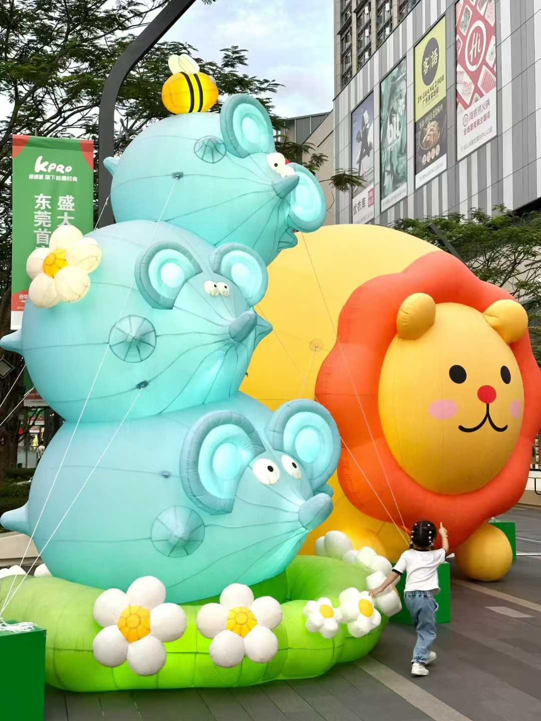 Inflatable models, inflatable cartoon city-themed decorative items, artworks, creating festive atmosphere, shopping mall to attract customers